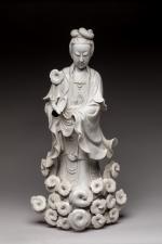 CHINE - XIXe siècle 
Statue de Guanyin en porcelaine émaillée...