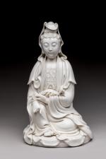 CHINE - XIXe siècle 
Statuette de Guanyin en porcelaine émaillée...