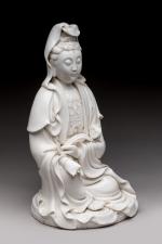 CHINE - XIXe siècle 
Statuette de Guanyin en porcelaine émaillée...