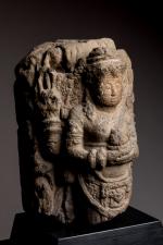 INDONESIE, MAJAPAHIT - XIVe/XVe siècle 
Fragment de stèle en pierre...