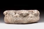 Fragment de chapiteau corinthien en marbre transformé en bénitier. 
Présentant...