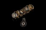 Bracelet en métal doré à six maillons ovales à décor...