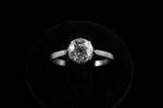 Solitaire en platine (850 millièmes) griffé d'un diamant rond de...