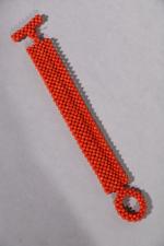 Bracelet en perles de corail tissé. Long. : 20 cm...