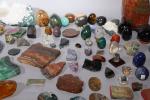 Collection de minéraux (environ 80 pièces) comprenant tranches d'agate polies,...