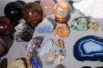 Collection de minéraux (environ 80 pièces) comprenant tranches d'agate polies,...