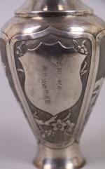 CHINE, vers 1900. 
Vase de forme balustre en métal argentifère...