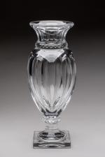 BACCARAT Vase modèle "Eurydice" en cristal taillé. Signé à la...