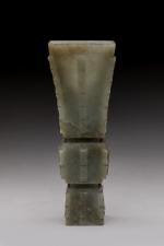 CHINE - XIXe siècle Vase de forme "fanggu" en néphrite...