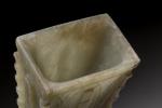 CHINE - XIXe siècle Vase de forme "fanggu" en néphrite...