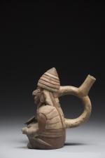 Vase étrier représentant un guerrier agenouillé portant son bouclier rond...
