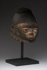 YOROUBA, NIGERIA. Masque heaume Gelede. Bois et pigments.Rare figure expressive...