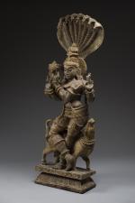 INDE, GUJARAT. Importante statue de Krishna à quatre bras en...