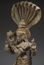 INDE, GUJARAT. Importante statue de Krishna à quatre bras en...