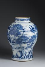 CHINE, époque KANGXI (1662-1722). Vase balustre en porcelaine décorée en...