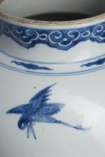 CHINE, époque KANGXI (1662-1722). Vase balustre en porcelaine décorée en...