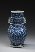 CHINE, Canton. Vase de forme "hu" en porcelaine décorée en...