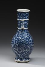 CHINE, Canton. Vase de forme "hu" en porcelaine décorée en...