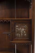 Cabinet indochinois en bois exotique à décor richement sculpté et...