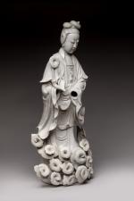 CHINE - XIXe siècle 
Statue de Guanyin en porcelaine émaillée...