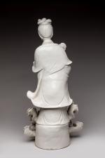 CHINE - XIXe siècle 
Statue de Guanyin en porcelaine émaillée...