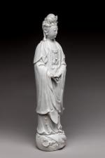 CHINE - Début XXe siècle 
Statuette de Guanyin en porcelaine...