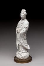 CHINE - Vers 1900 
Statuette de Guanyin en porcelaine émaillée...