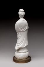 CHINE - Vers 1900 
Statuette de Guanyin en porcelaine émaillée...