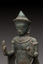 CAMBODGE ou THAILANDE - c. XIIIe siècle 
Bouddha paré debout...