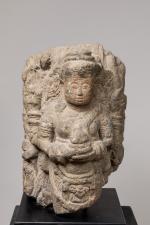 INDONESIE, MAJAPAHIT - XIVe/XVe siècle 
Fragment de stèle en pierre...