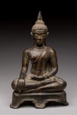 THAILANDE - XVIIe siècle 
Statuette de bouddha en bronze à...