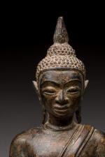 THAILANDE - XVIIe siècle 
Statuette de bouddha en bronze à...