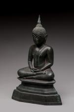 THAILANDE - XIXe siècle 
Statuette de bouddha en bronze à...