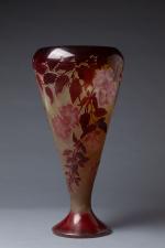 Emile GALLE (1846-1904). 
Vase cornet en verre multicouche dégagé à...