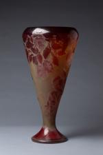 Emile GALLE (1846-1904). 
Vase cornet en verre multicouche dégagé à...