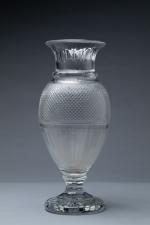 BACCARAT. 
Vase modèle "Eurydice" en cristal taillé. Signé du cachet...