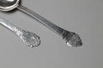 Ensemble de deux cuillères en argent à spatule "trefid", décor...