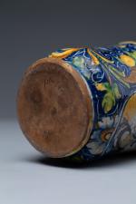 Albarello cylindrique en majolique à décor émaillé polychrome d'arabesques et...