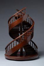 Escalier miniature en colimaçon à double révolution en acajou reposant...