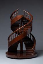 Escalier miniature en colimaçon à double révolution en acajou reposant...