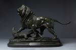 Edouard Paul DELABRIERRE (1829-1912). 
"Lion sur caïman". 
Bronze à patine...