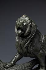 Edouard Paul DELABRIERRE (1829-1912). 
"Lion sur caïman". 
Bronze à patine...